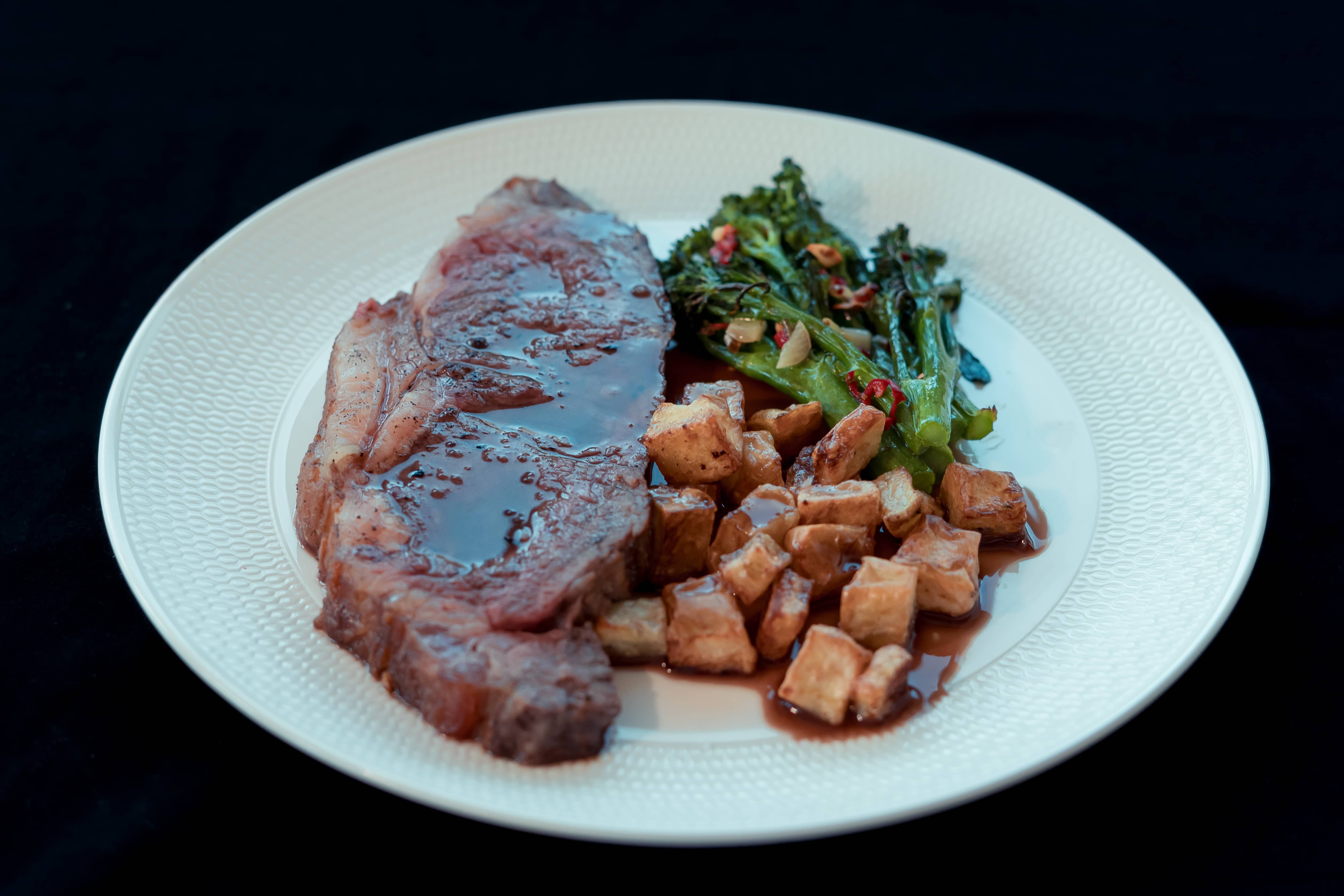 Roasted Sirloin, Parmentier Potatoes, Tenderstem Broccoli & Red Wine Jus
